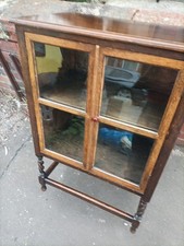 Small oak two door cabinet - oak,