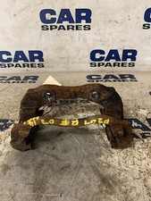 2007 PEUGEOT 207 1.4HDI DRIVERS FRONT BRAKE CALIPER HOLDER