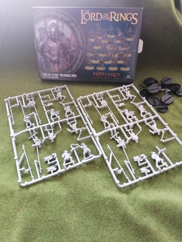 Lotr warhammer fighting uruk - lotr,