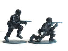 2 x AIRFIX. 1970's WWII GERMAN PARATROOPER SOLDIERS. 1/32 ORIGINAL ISSUE