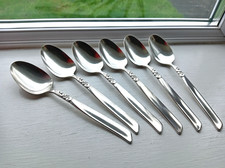 6 excellent silver plated Oneida Community dessert spoons.