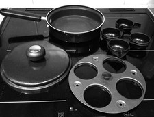 MEYER EGG POACHER - FRY PAN - NON STICK COOKWARE - 4 poaching cups - black