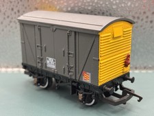 Hornby OO Gauge R034 VEA Ventilated Van in BR Railfreight Grey
