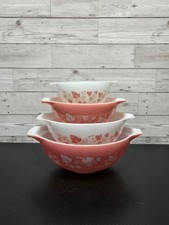 Pyrex Vintage Mixing Bowls Set