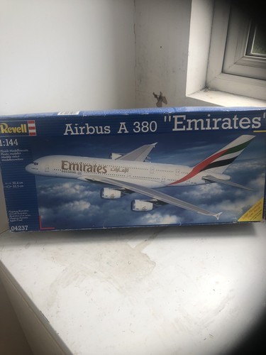 Revell 144 emirates a380 - emirates,