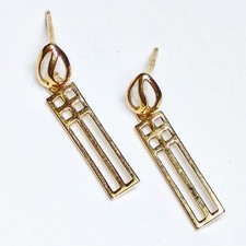 Elegant 9ct gold Rennie