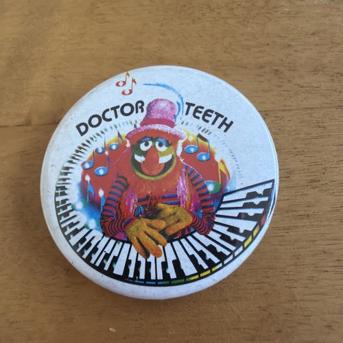 Vintage metal pin badge - metal,