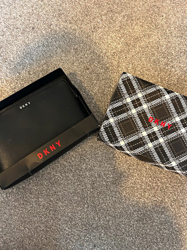 Dkny black leather wristlet - black,