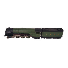 Trix OO Gauge 4-6-2 LNER A2 Class a H Peppercorn Apple Green 525 Loco.  GG2