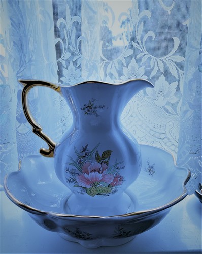 Old windsor pitcher and - old,