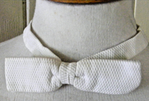Vintage 1940s bow tie ready