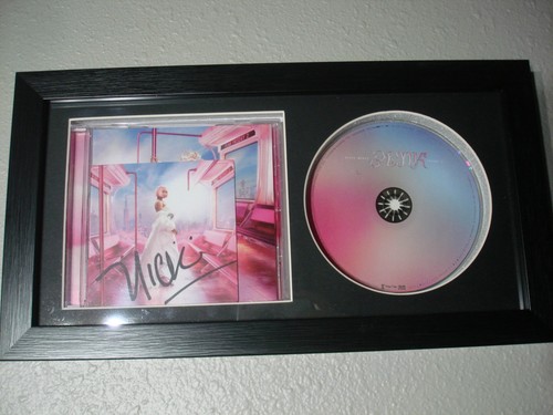 Signed autographed nicki - nicki, minaj