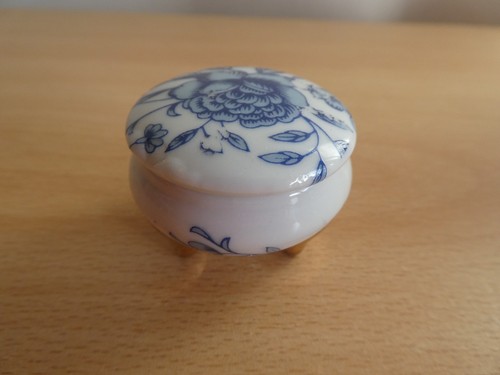 Vintage lidded trinket - lidded,