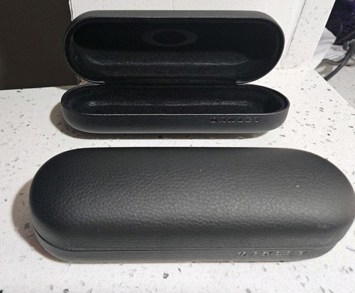 Oakley clamshell authentic - oakley,