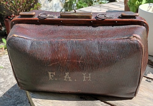 Vintage gladstone doctor bag - doctor's,