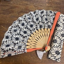 Daisy Embroidered Fan Vintage