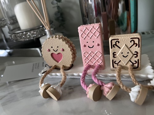 Next three biscuit friends - next,