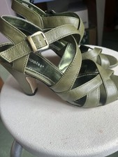 Hush Puppies Green “inspire” sandals size 5