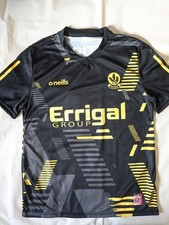 O’Neills Derry GAA Jersey Medium Black & Yellow Errigal Group – New Without Tags