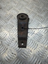 PAIR MR126801 MITSUBISHI SHOGUN PAJERO MK2 RADIATOR BRACKET  (B52)