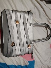 Brand New Moda Handbag silver Ridged Handle Zip Closure 2 Smaller Pockets