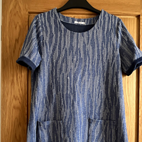 Blue white geometric round - blue/white,