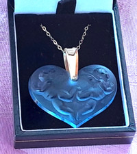 LALIQUE HEART DEPICTING  TWO ANGEL CHERUBS-  X DISPLAY MODEL  REALLY STUNNING