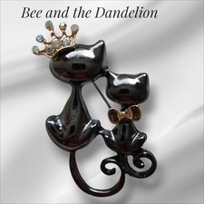 Queen cat with - queen, kitten