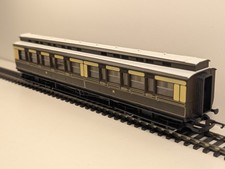 Hornby R122 OO Gauge GWR Clerestory Coach No. 1602 – Brown & Cream Livery