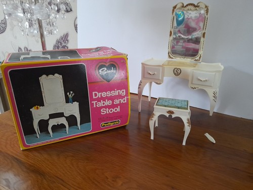 Sindy doll dressing - sindy, table