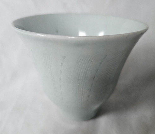Gorgeous studio pottery - , footed