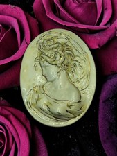 Oval Cameo White/ Old Gold