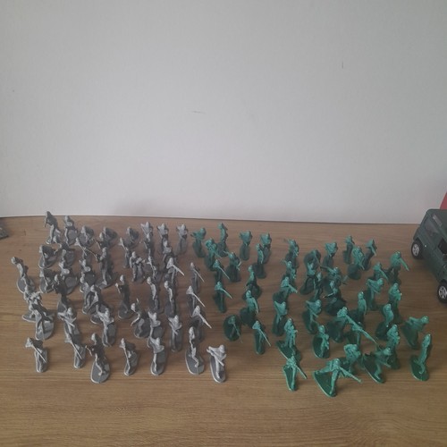 Vintage plastic soldiers - 80+,
