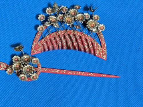 Gold flower kanzashi comb - &,