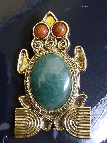 Frog brooch pin - frog, gold