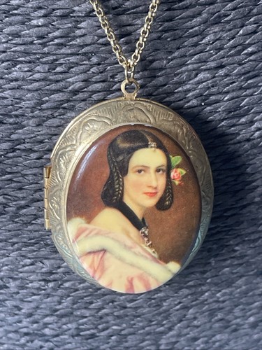 Vintage gold tone locket - vintage,