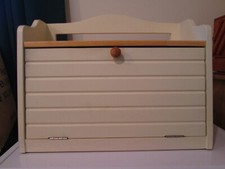 Wooden Bread Bin. Pre-owned. 40cm wide. 29cm high. 19cm deep.