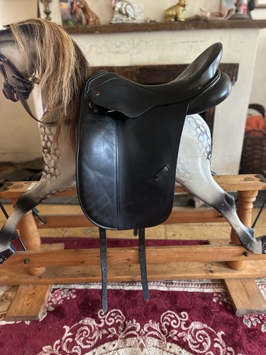 Albion dressage saddle - 17.5,