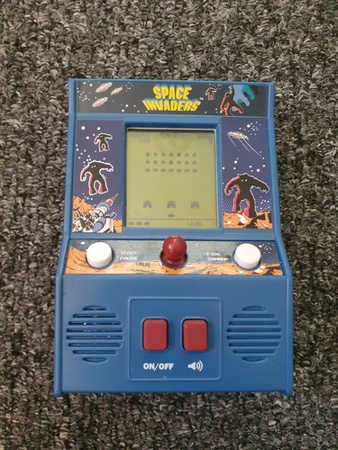 Space invaders hand - space,