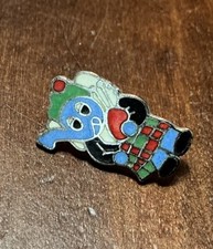 OLD ELEPHANT WITH BAGPIPES PIN BADGE COLLECTABLE PIN 