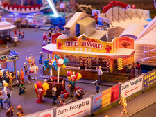 Faller Sweet Stall with Balloon Artist Fairground Kit V , HO Scale