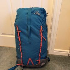 Rare Macpac pursuit 40 L Rucksack size 3 very good condition 