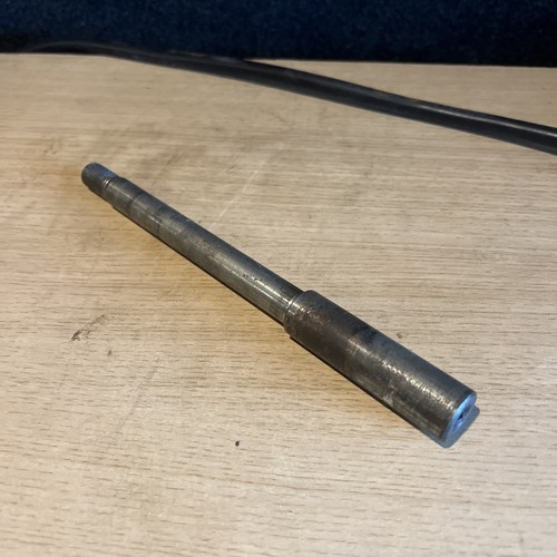 125 front wheel spindle - front,