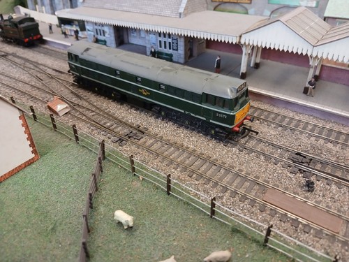 Tri ang r357 diesel locomotive - r357,