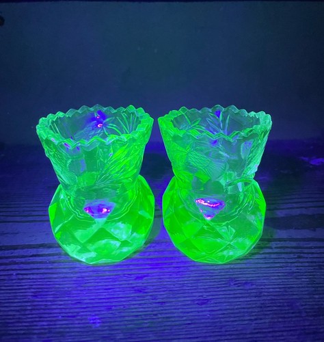 Pair small uranium glass - of,
