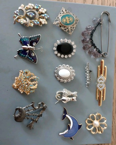 Variety vintage brooches - of,