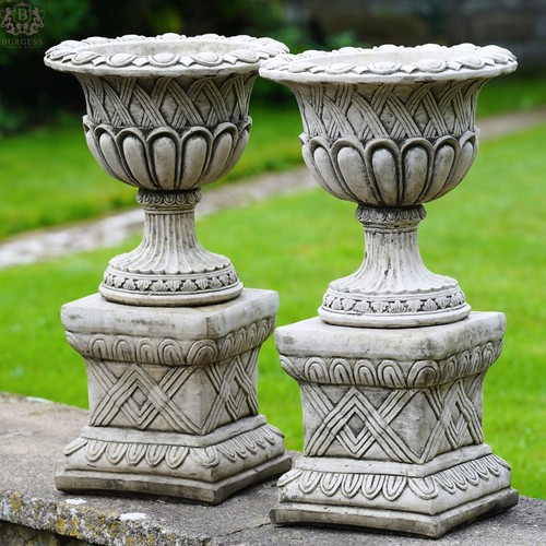 Pair vase urns - of,