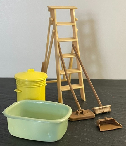Vintage 1960s doll house - vintage, doll's