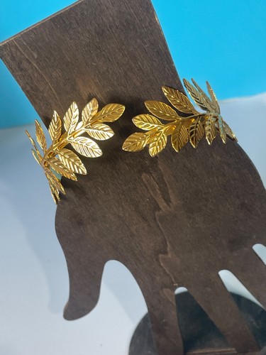 Gold tone roman - style, arm
