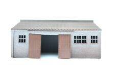 CONCRETE GARAGE WORKSHOP BUILDING MODEL BROWN DOORS WEATHERED- OO GAUGE 1/76 F12